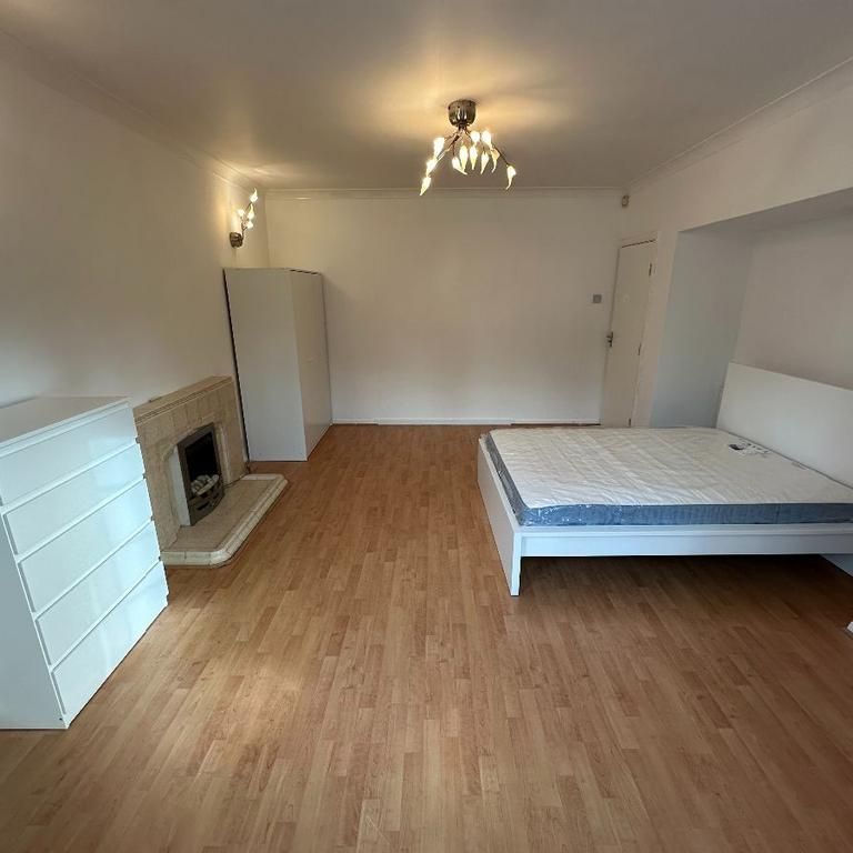 1 bedroom in a house share to rent - Photo 1