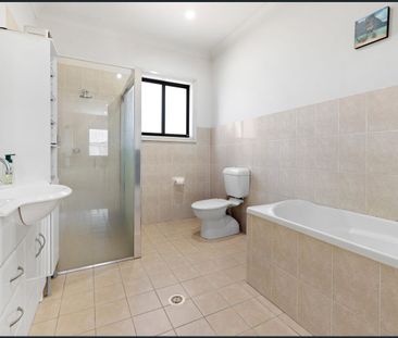 Modern 3-Bedroom Townhouse in the Heart of Liverpool - Photo 6