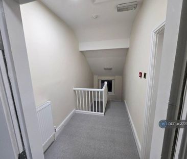 6 bedroom semi-detached house to rent - Photo 2