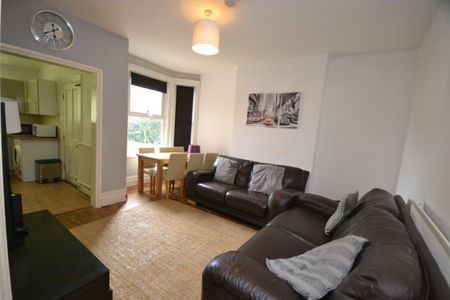 References Pending - 6 bed Detached House - Photo 2