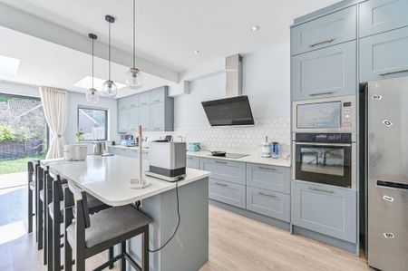 4 bedroom end of terrace house to rent - Photo 4