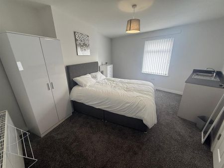 1 bedroom in a house share to rent - Photo 3