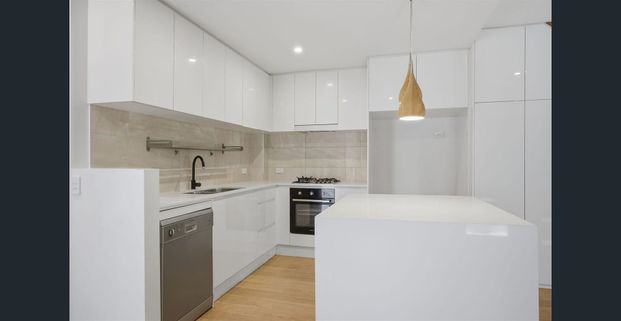 LARGE UPDATED 3 BEDROOM TOWNHOUSE IN THE HEART OF ROBINA - Photo 1