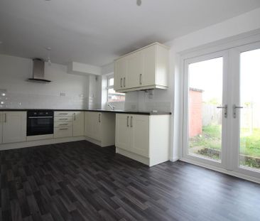 3 bedroom end of terrace house to rent - Photo 1