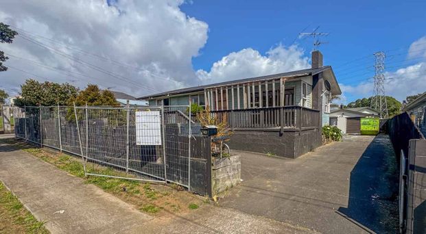 Renovated home Otara with Utility rooms - Photo 1