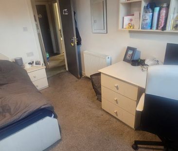 4 Bed - 161B Kirkstall lane, Headingley, Leeds - LS6 3EJ - Student - Photo 2