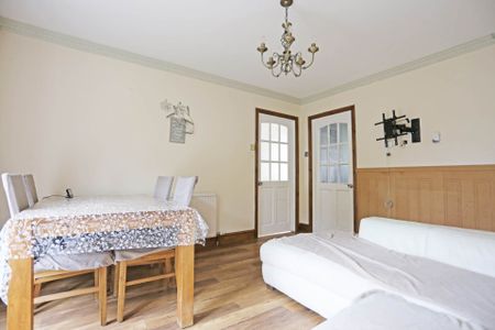 Price £2,200 pcm - Available Now - Part Furnished - Photo 3