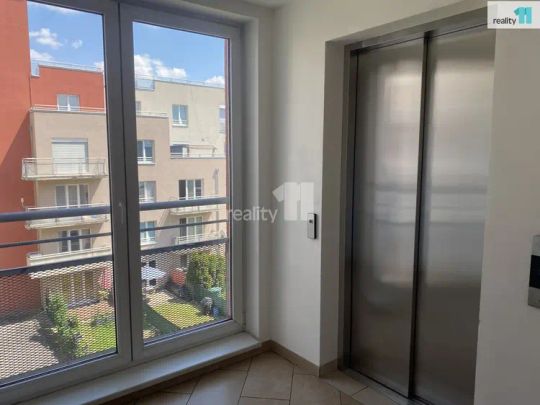 prostorný 2+kk s garážovým stáním - Photo 1