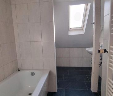 Helle und großzügige Wohnung mit Laminatbogen - Photo 1