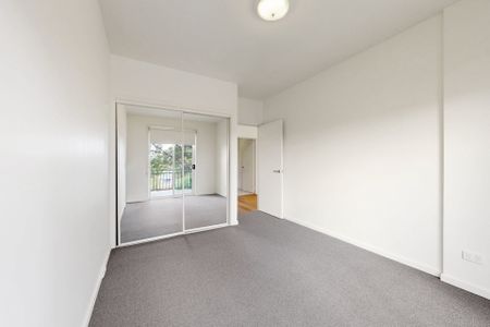 "Convenient 2-Bedroom Unit Near Strathmore Train Station" - Photo 5