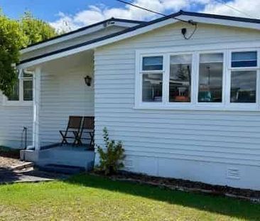 766m2 Flat Site 4BR Home in Beach Haven! - Photo 5