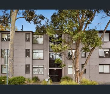 BRIGHT KENSINGTON APARTMENT IN A PRIME LOCATION - Photo 6