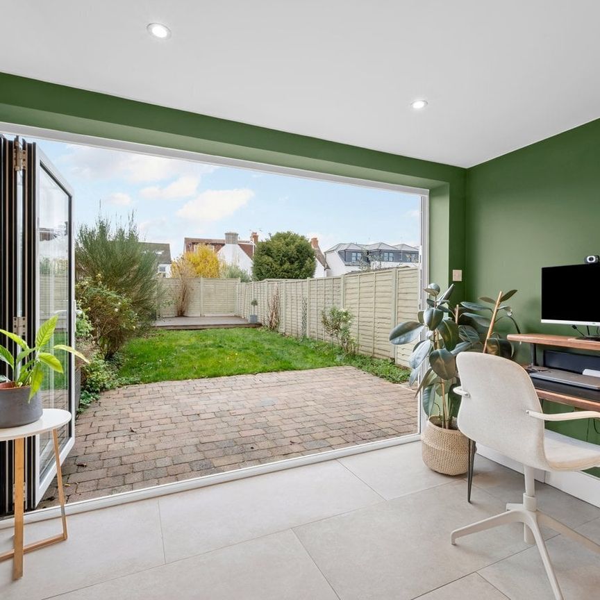 Albany Road, Hersham, KT12 - Photo 1