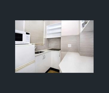 Spacious Art Deco studio with sunny north aspect - Photo 2