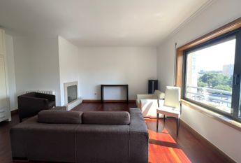 Fantástico Apartamento T2 Mobilado com Garagem e Arrumos