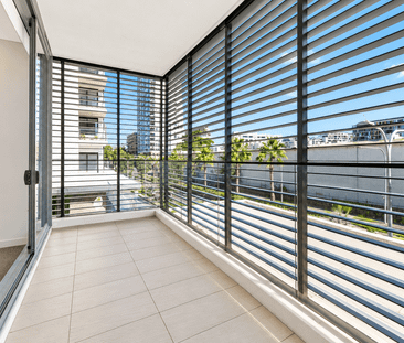 Stylish Two Bedroom Apartment with Study - Photo 5