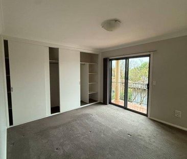 MODERN TRI-LEVEL TOWNHOUSE - Photo 4