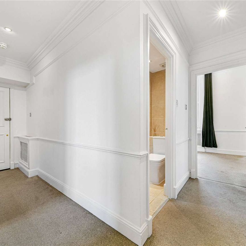 A wonderful two bedroom apartment set on the second floor (with lift) of this pretty white stucco conversion in prime Little Venice. - Photo 1