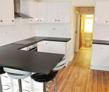 6 bedroom semi-detached house to rent - Photo 4