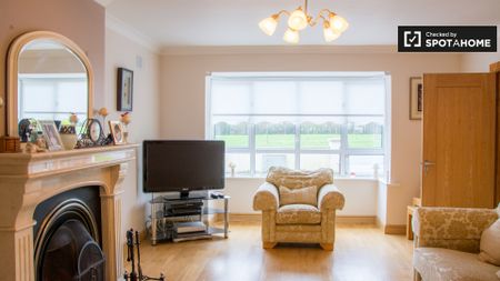 Spacious room in 5-bedroom apartment in Donabate, Dublin - Photo 2