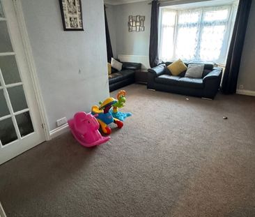 3 Bed Semi-Detached House, Abbey Drive, LU2 - Photo 1