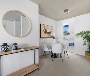 Stunning Waterfront Apartment with Panoramic Bay Views - Photo 6