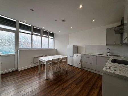 2 bedroom flat to rent - Photo 2
