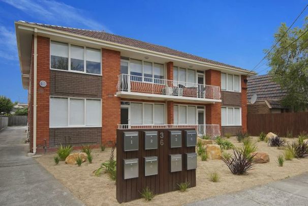 BRILLIANTLY LOCATED IN BAYSIDE! - Photo 1