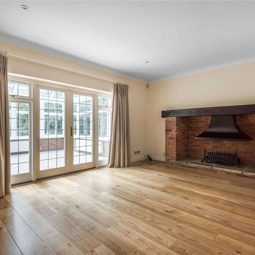 A spacious gated detached house in walking distance of Sunningdale Golf Course. - Photo 1