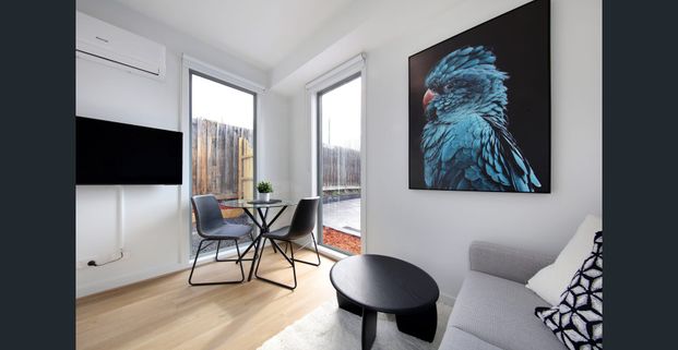 BRAND NEW FULLY FURNISHED, DESIGNER STUDIO ROOMS – BILLS INCLUDED! - Photo 1