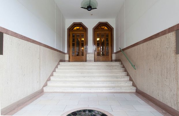 5600 Avenue Decelles, Montréal, QC - Photo 1