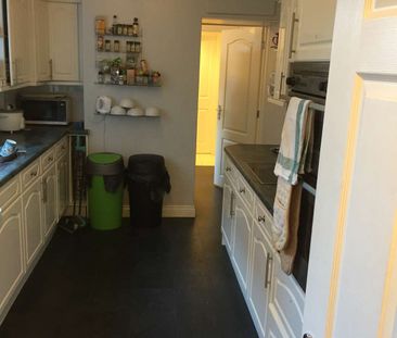 Lovely 5 bedroom house - central Eastleigh Room 2 - Photo 2