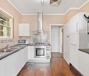 Unbeatable Location! Spacious 5-Bedroom House in Burwood - Photo 1