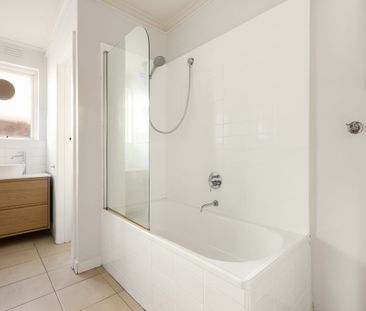 Renovated, large apartment - Photo 3