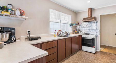 Spacious Family Home with Garage - Unbeatable Location - Photo 3