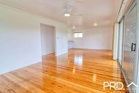 Tastefully Renovated 3 bedroom unit - Photo 4