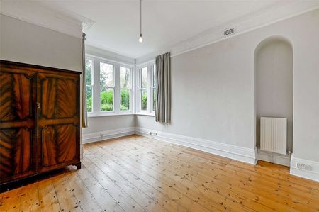A spacious three bedroom apartment - Photo 4