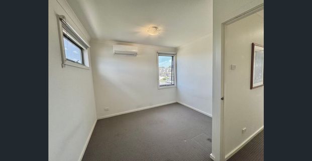 $590/w 3 Bed 2 Bath 3 WC Prime Location Superior Convenience - Photo 1