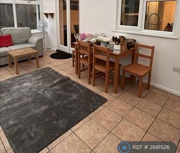 4 bedroom semi-detached house to rent - Photo 6