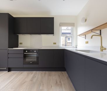 Exceptional 3 bed 2 bath apartment TO LET in Raynes Park - Photo 5