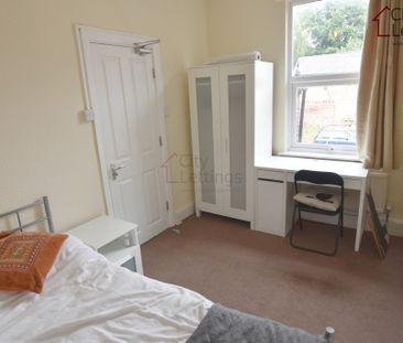 4 Bedroom Mid Terraced House - Photo 2