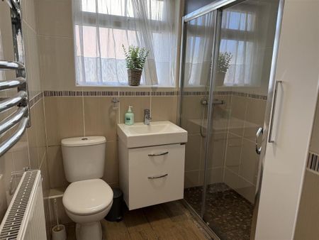 1 bedroom in a house share to rent - Photo 5