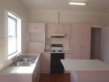 Three Bedroom Home in Sort After East - Photo 5