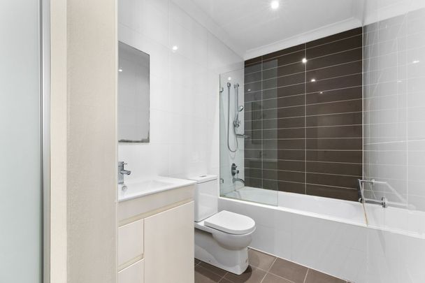 Spacious Townhouse in Central Location - Photo 1