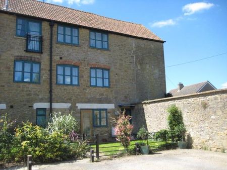 4 bedroom semi-detached house to rent - Photo 2