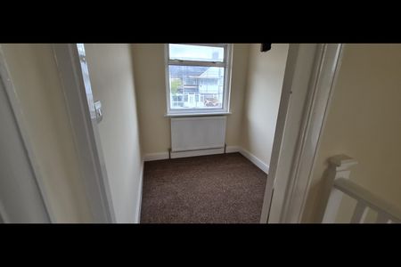 4 Bed Semi-Detached House, Southdown Crescent, HA2 - Photo 3