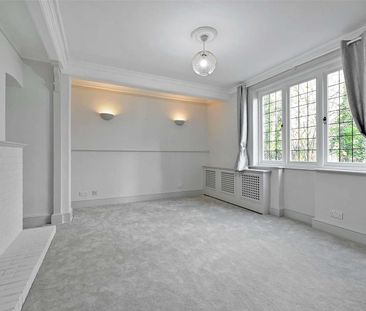 A detached four bedroom home, located in a highly sought after posi... - Photo 2