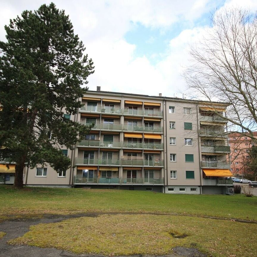 Spacieux logement de 3½ pièces partiellement rénové au coeur de la ville - Photo 1