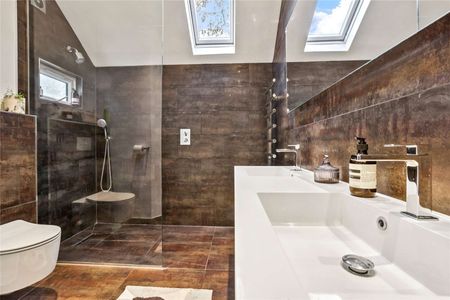 Fabulous family home on a beautiful tree-lined road in the heart of Bedford Park. - Photo 3