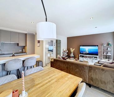 Recent en centraal gelegen app. met 2 slaapkamers, terras en autost... - Photo 1